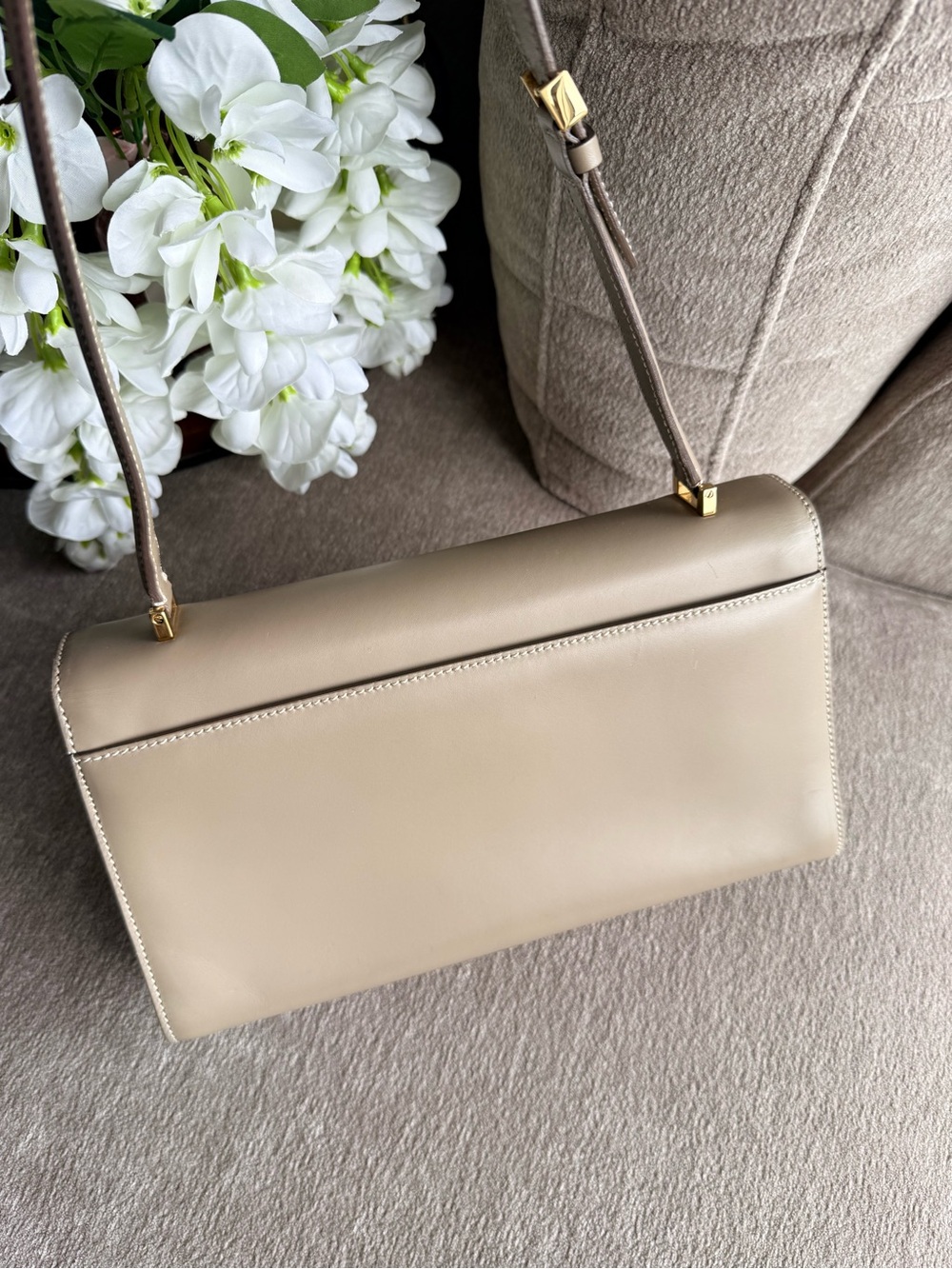 Salvatore Ferragamo Beige Leather Shoulder Bag with Gold Hardware Authentic - Picture 5 of 13
